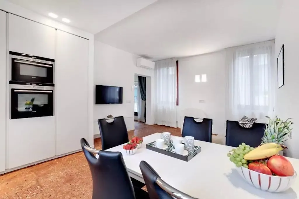 Ca' Giorgia Venice Apartment With Balcony